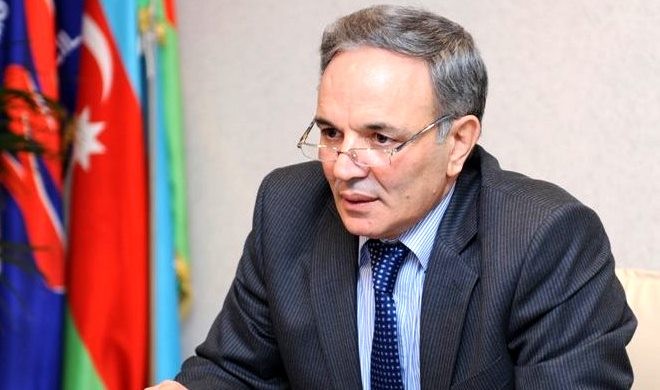 Əflatun Amaşov iki YAP-çı ilə bir dairədə