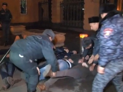 Serj Sərkisyanın iqamətgahı önündə aksiya  - Foto