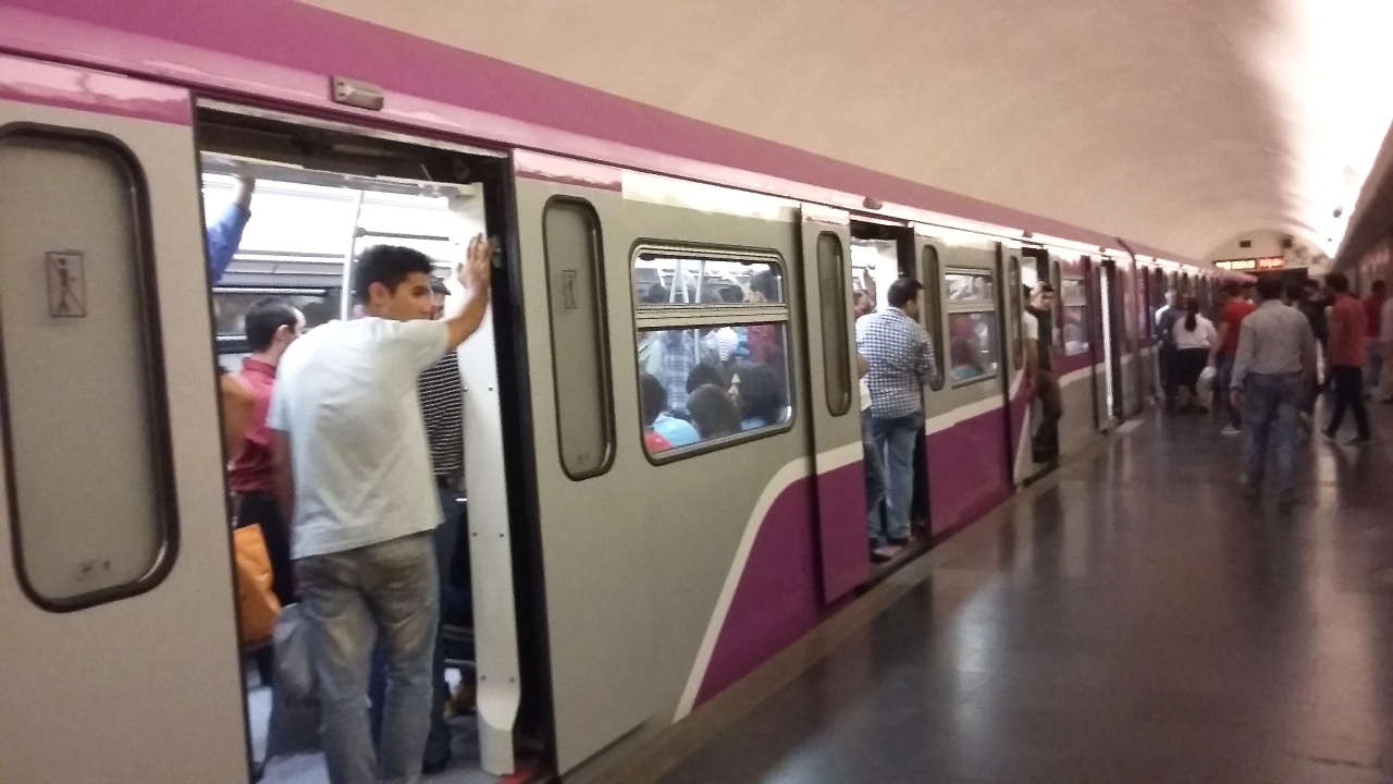 Bakı metrosunda qatarda tüstülənmə