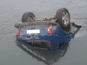 Sumqayıtda “Niva” gölə düşdü: sürücü boğuldu