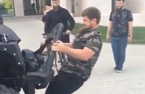 Kadırov nəhəng maşını təkbaşına dartdı – Video