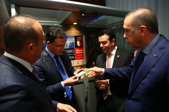 Ərdoğan bolqar nazirə siqareti tərgitdirdi
