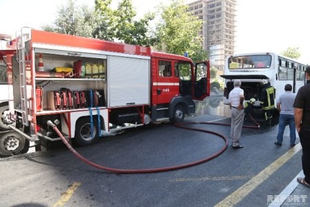 Bakıda avtobusda yanğın təhlükəsi - Foto