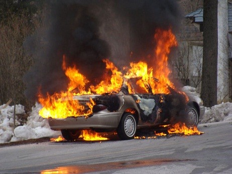 Gədəbəydə ruhi xəstə 6 avtomobili yandırdı