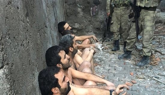 PKK terrorçuları çılpaq təslim oldu - Foto