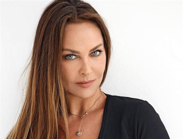 Hülya İngiltərəyə 4 qulluqçu göndərdi