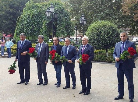 Deputatlar Tiflisdə Heydər Əliyevin abidəsini ziyarət etdi