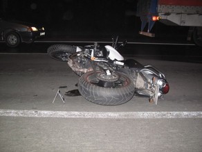 Avtomobil motosikletlə toqquşdu