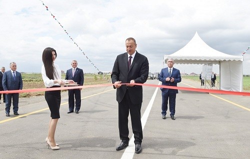 İlham Əliyev yeni yolun açılışında - Foto