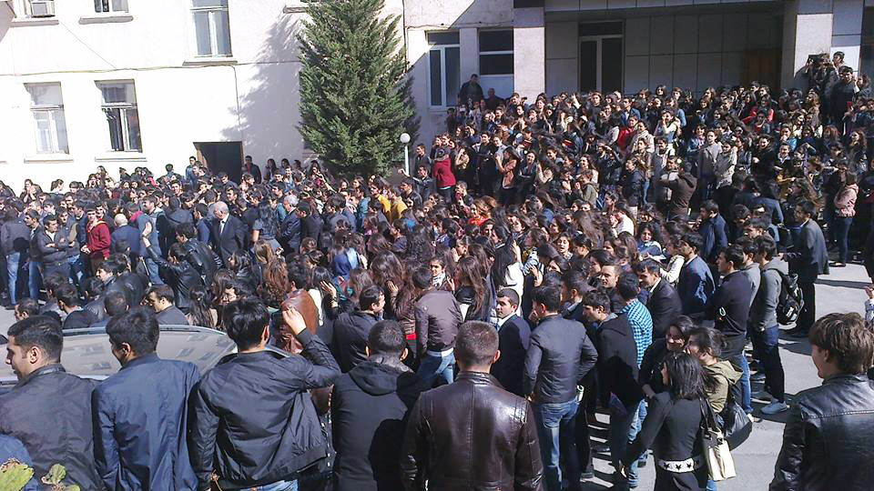 Universitet tələbələri aksiya keçirir