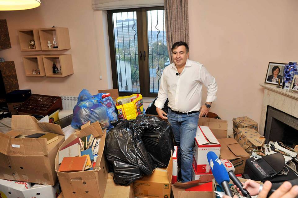 Saakaşvili prezident iqamətgahını tərk edir