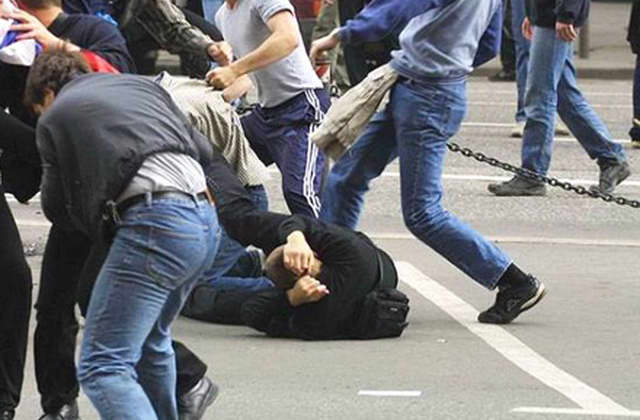 Polisin yanında miqrantları döydülər - VİDEO