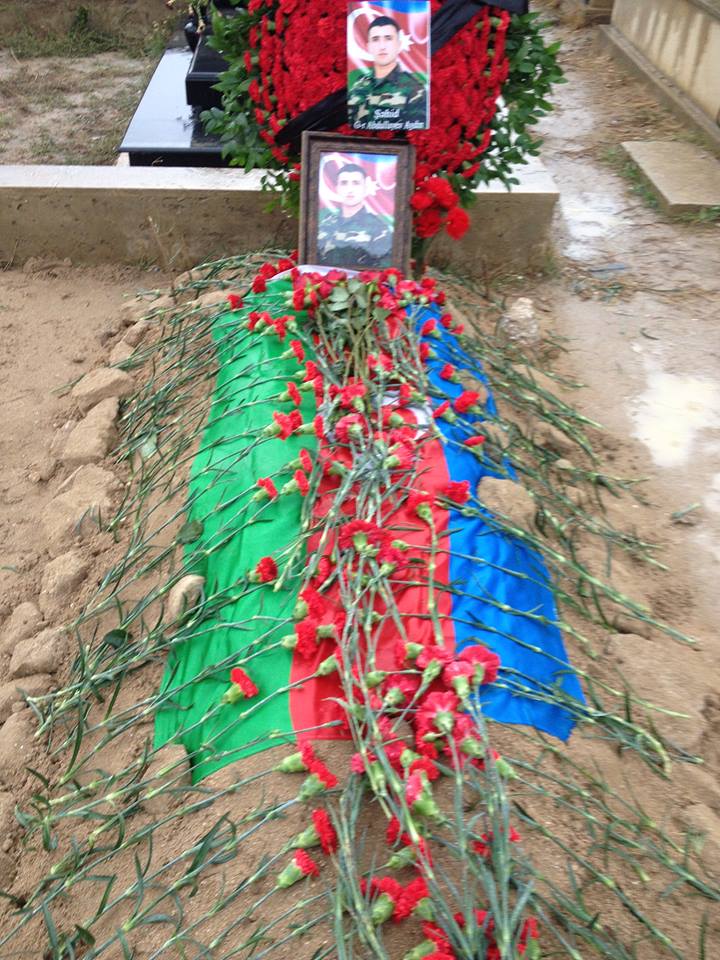 Şəhid əsgərin məzarı başında and - Foto