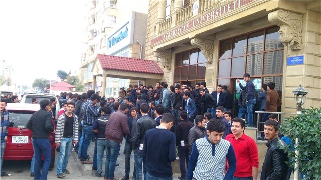 Daha bir universitetdə tələbələr etiraza qalxdı - FOTOLAR