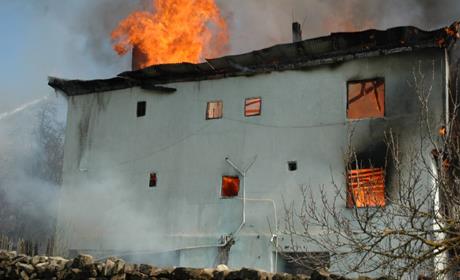 Lənkəranda ev yandı