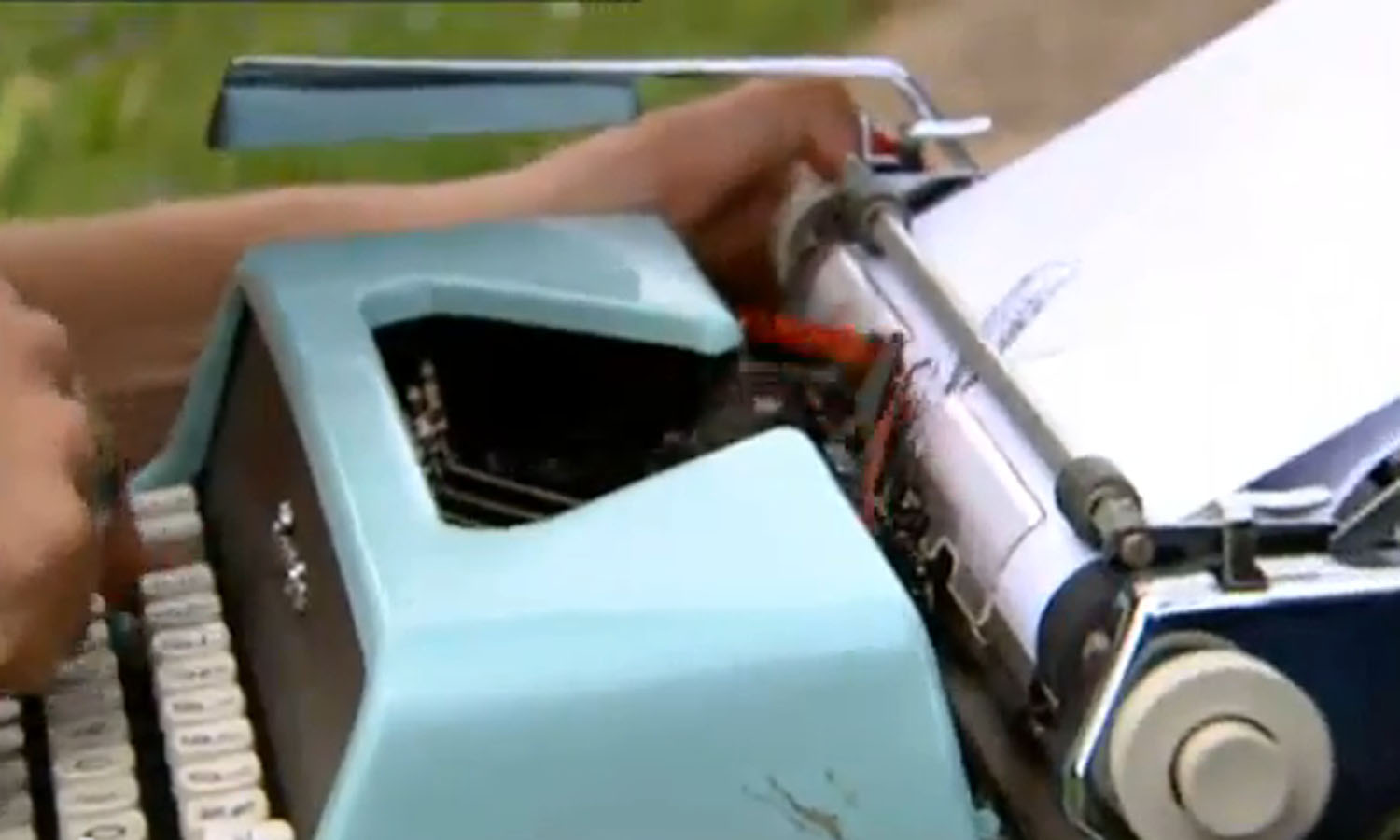 Yazı makinasında çəkilən şəkillər - Video