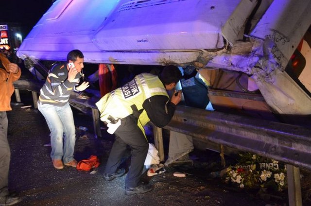 Həmkarlarının nəşini aparan polislər qəzaya düşdü - 19 yaralı/Fotolar