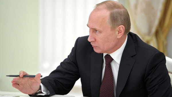 Putin: Ruslar sutkada cəmi 9 dəqiqə kitab oxuyur