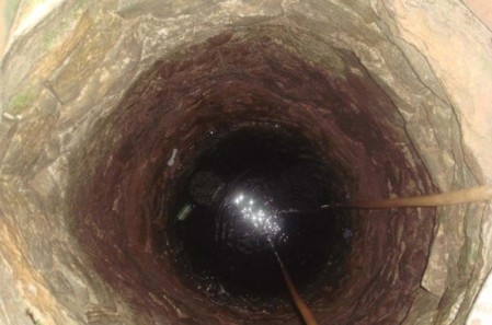 Şəkidə qadın kanalizasiya quyusuna düşdü