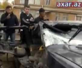 Həmyerlimizin maşını qatar altında qaldı - Video