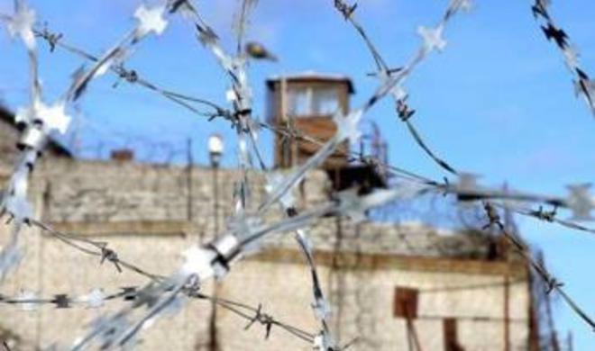 Qardaşı uşaqlarını baltalayan şəxs həbsdə özünü öldürdü