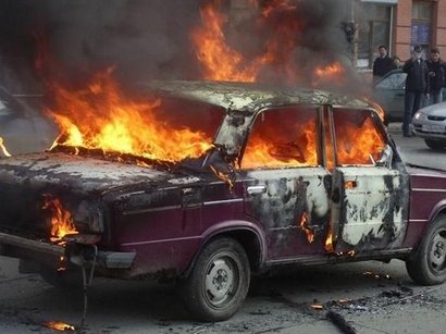 Bakıda minik avtomobili yandı
