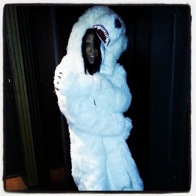 Geyimi və hərəkəti ilə hər kəsi şoka saldı - Foto