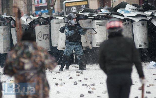 Berkut Maydanda "Molotov kokteyli"ndən istifadə edib - Foto