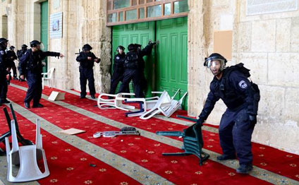 Əsgərlər məscidə bomba atdı- Foto