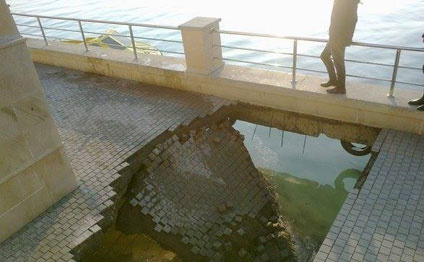 Bulvar çökdü, 3 nəfər suya düşdü - Foto