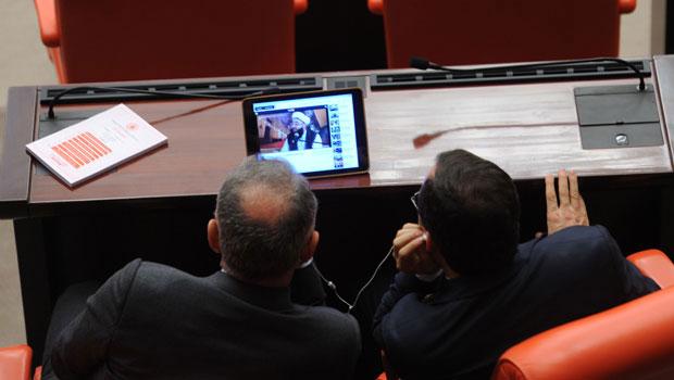 Millət vəkilləri Məclisdə Yutubu izlədilər