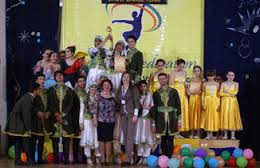 Yarışmada rəqqas qızın başına iş gəldi - Video