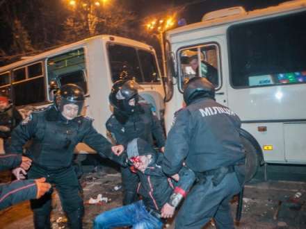 Yanukoviçin şəhəri ayağa qalxdı: 2 ölü, 50 yaralı - Video