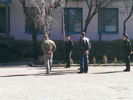 Rusiya ordusu Ukraynada daha bir hərbi hissəni tutdu - Video