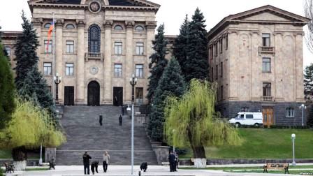 Silahlı şəxs Ermənistan parlamentinə hücum etdi