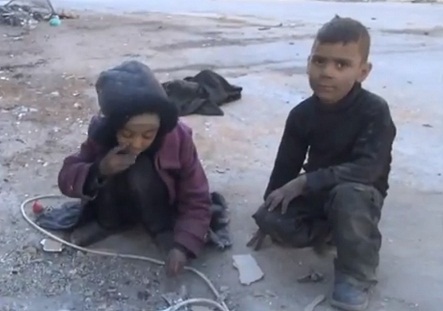 Uşaqlar yerdən çörək qırıntıları yığıb yeyir – Video