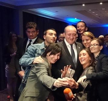 Prezident selfi şəkil çəkdirdi – Foto