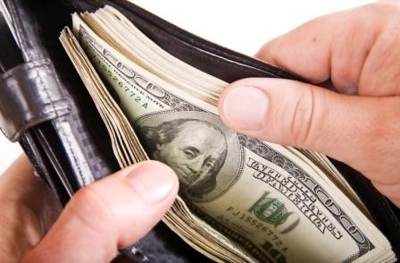 Police officers find tourist’s missing wallet
