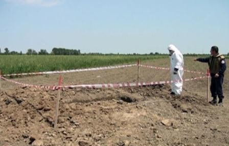 The military attachés review crater of phosphorus shell