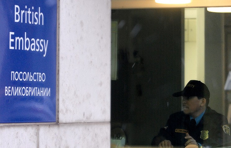 Moscow residents hold protest outside UK’s embassy