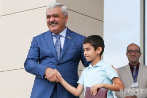 SOCAR President awards students